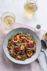 Primo piano di un'insalata di lenticchie e salmone vista dall'alto su un tavolo con una tovaglia rosa — Foto stock