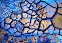 Texture astratta di fango screpolato con meravigliosi colori e formazioni — Foto stock