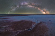 Дивовижні краєвиди яскравих зірок Чумацького Шляху в нічному небі над сухою солоною лагуною. — стокове фото