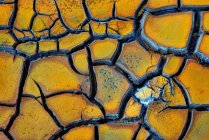 Texture abstraite de boue fissurée avec des couleurs et des formations magnifiques — Photo de stock
