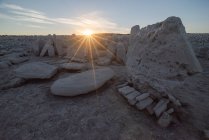 Dolmen von Guadalperal mit antiken megalithischen Monumenten auf trockenem Land unter glühender Sonne in der Dämmerung in Caceres Spanien — Stockfoto
