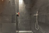 Intérieur de salle de bain moderne avec murs gris et plancher conçu dans un style minimal — Photo de stock