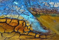Abstrakte Textur aus rissigem Schlamm mit wunderbaren Farben und Formationen — Stockfoto