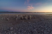Dolmen de Guadalperal avec d'anciens monuments mégalithiques sur la terre ferme sous un soleil éclatant au crépuscule à Caceres en Espagne — Photo de stock