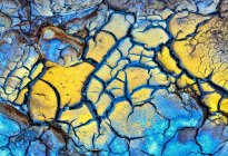 Texture abstraite de boue fissurée avec des couleurs et des formations magnifiques — Photo de stock