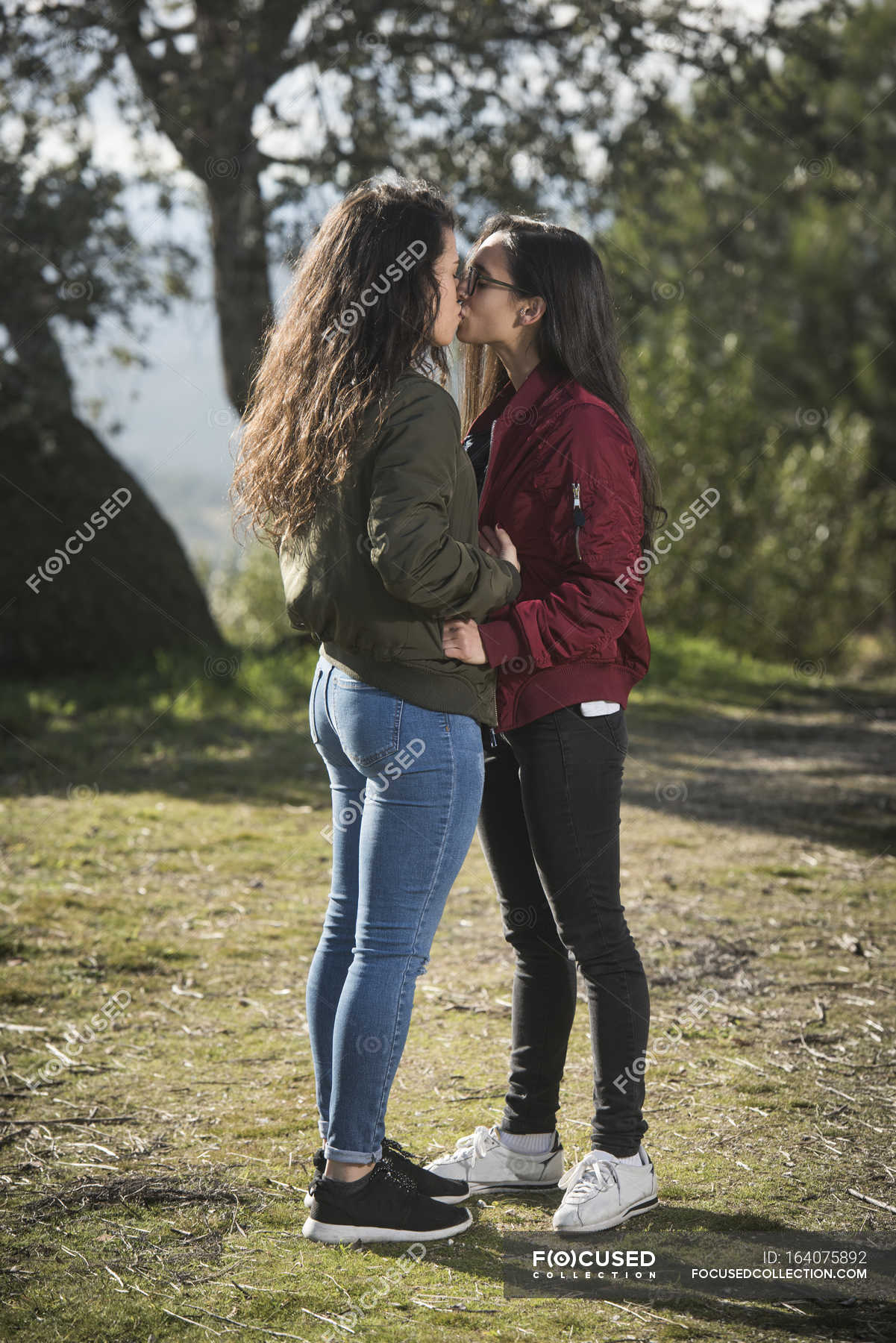 hot lesbian teens kissing