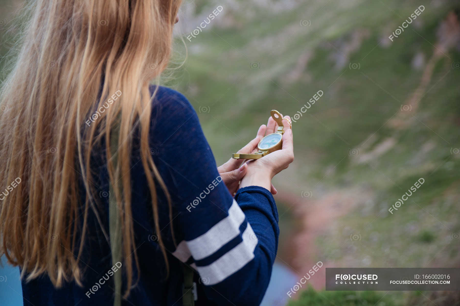 At hand. Руки на переднем плане.