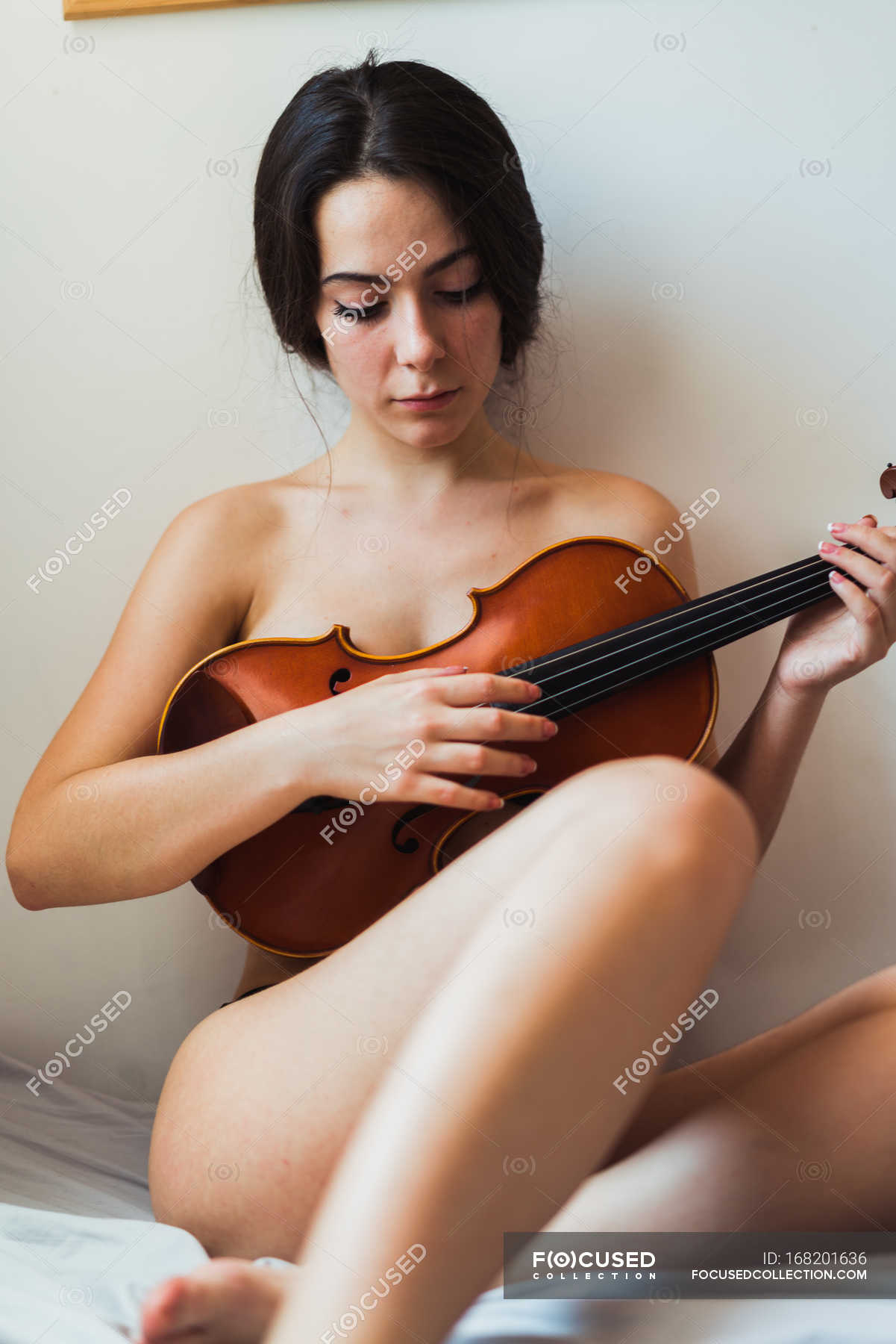 Голая девушка со скрипкой на фотографиях