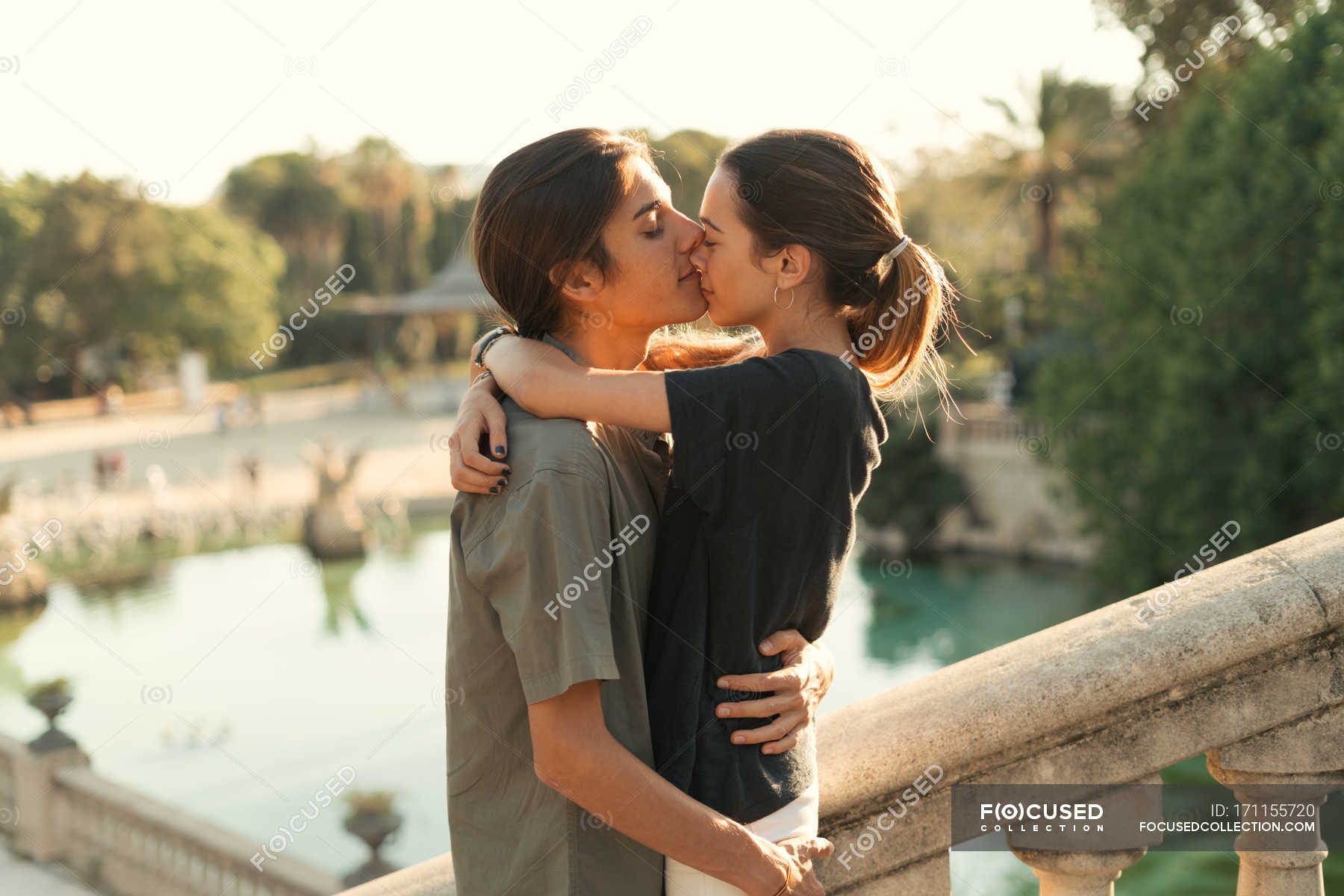 girlfriend kiss girlfriend