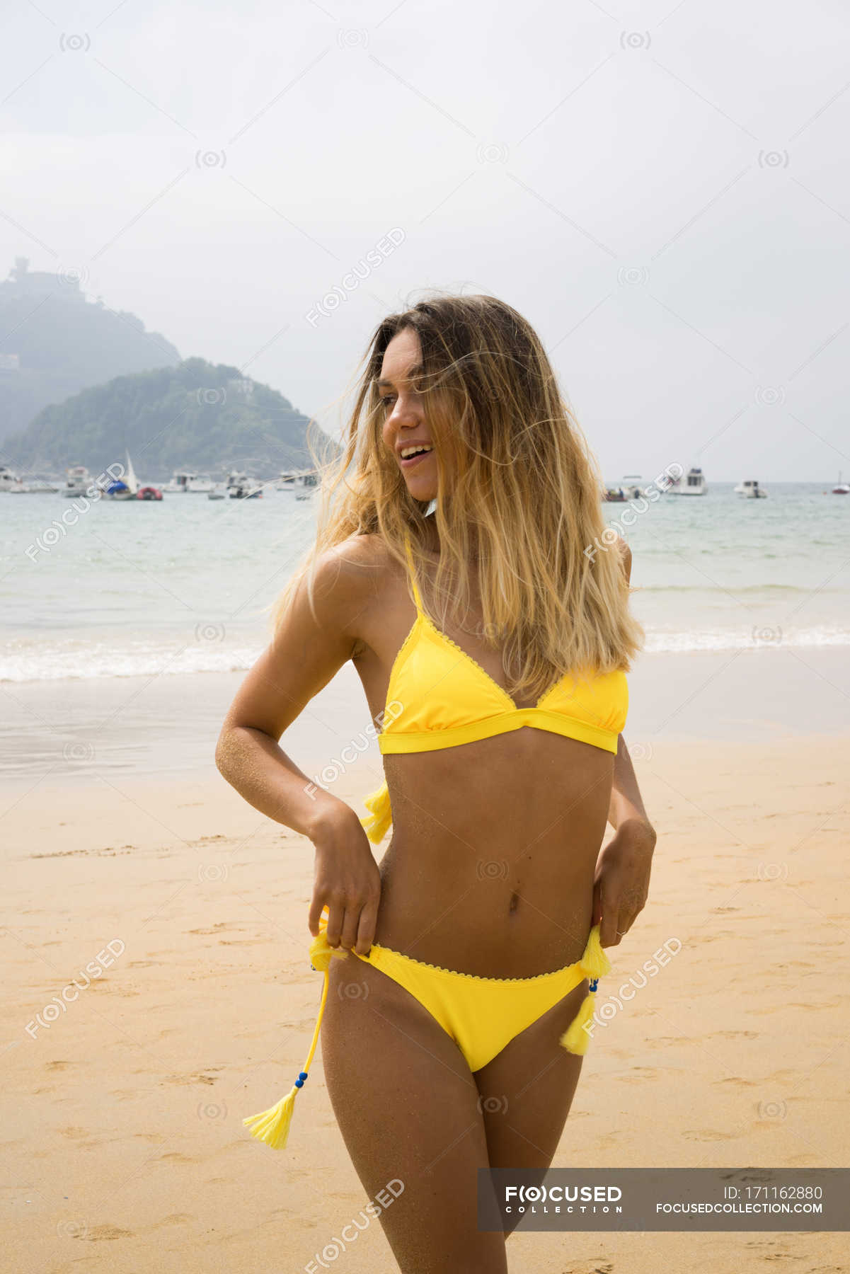 chef het beleid Verdeel Slim blonde girl in bikini on beach looking aside — waving hair, copy space  - Stock Photo | #171162880