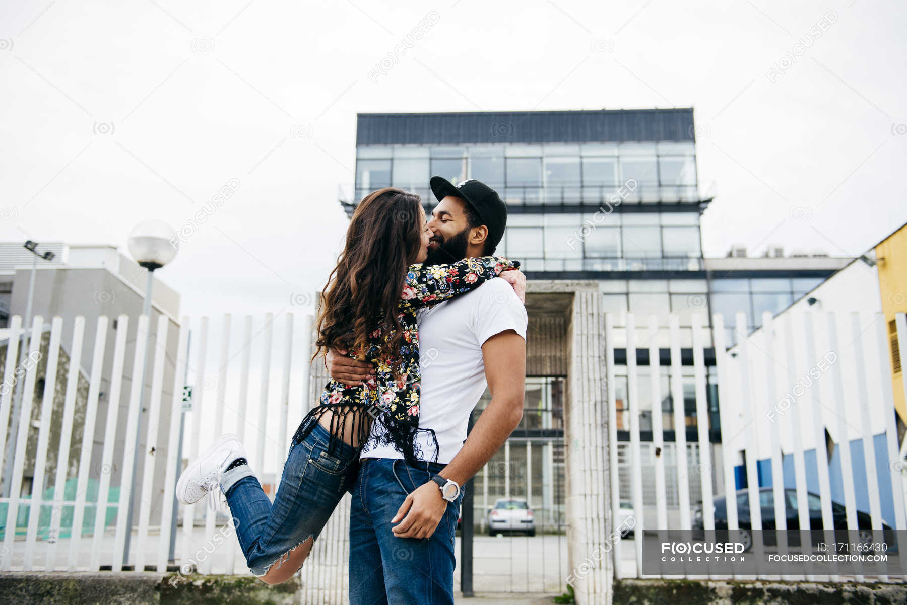 Бросается к нему. Парень и девушка на вокзале. Объятия после долгой разлуки. Женщина с мужчиной повисли. Заниматься любовью.