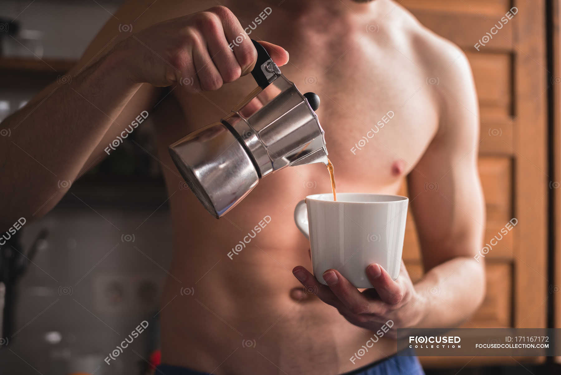 Голый мужчина с кружкой кофе