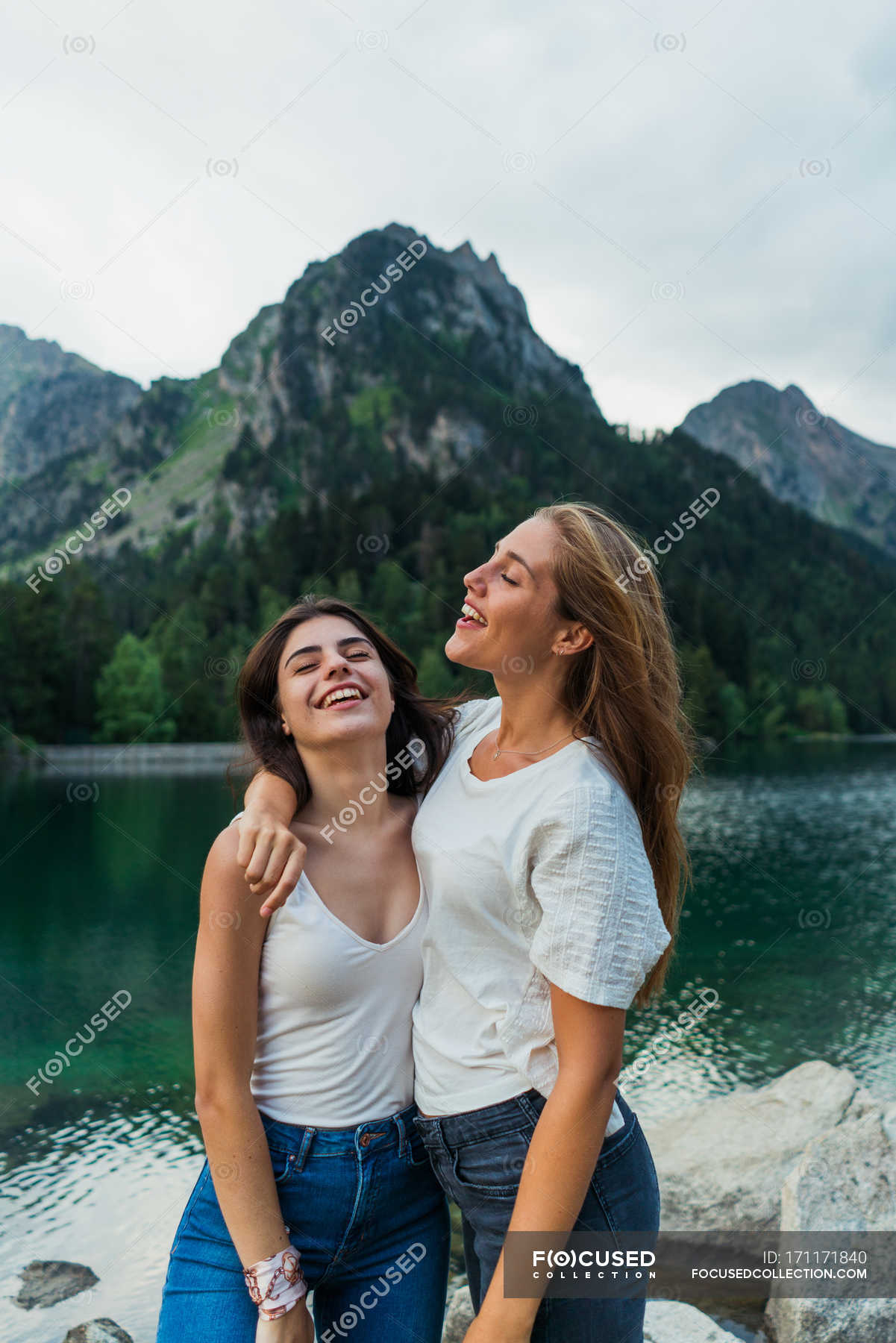 Фото в горах девушки идеи