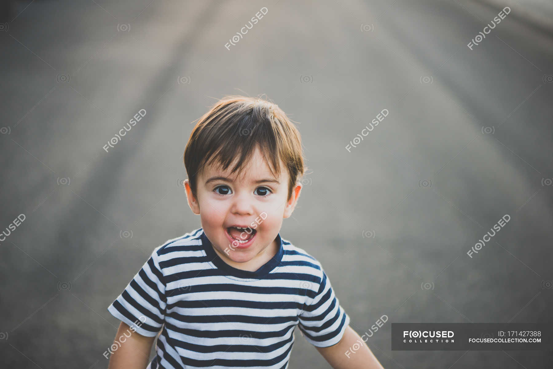 Portret Zdivovanij Malenkij Hlopchik Divlyachis Kamera Z Vidkritim Rotom Na Asfaltovu Dorogu Bryunet Futbolka Stock Photo 171427388