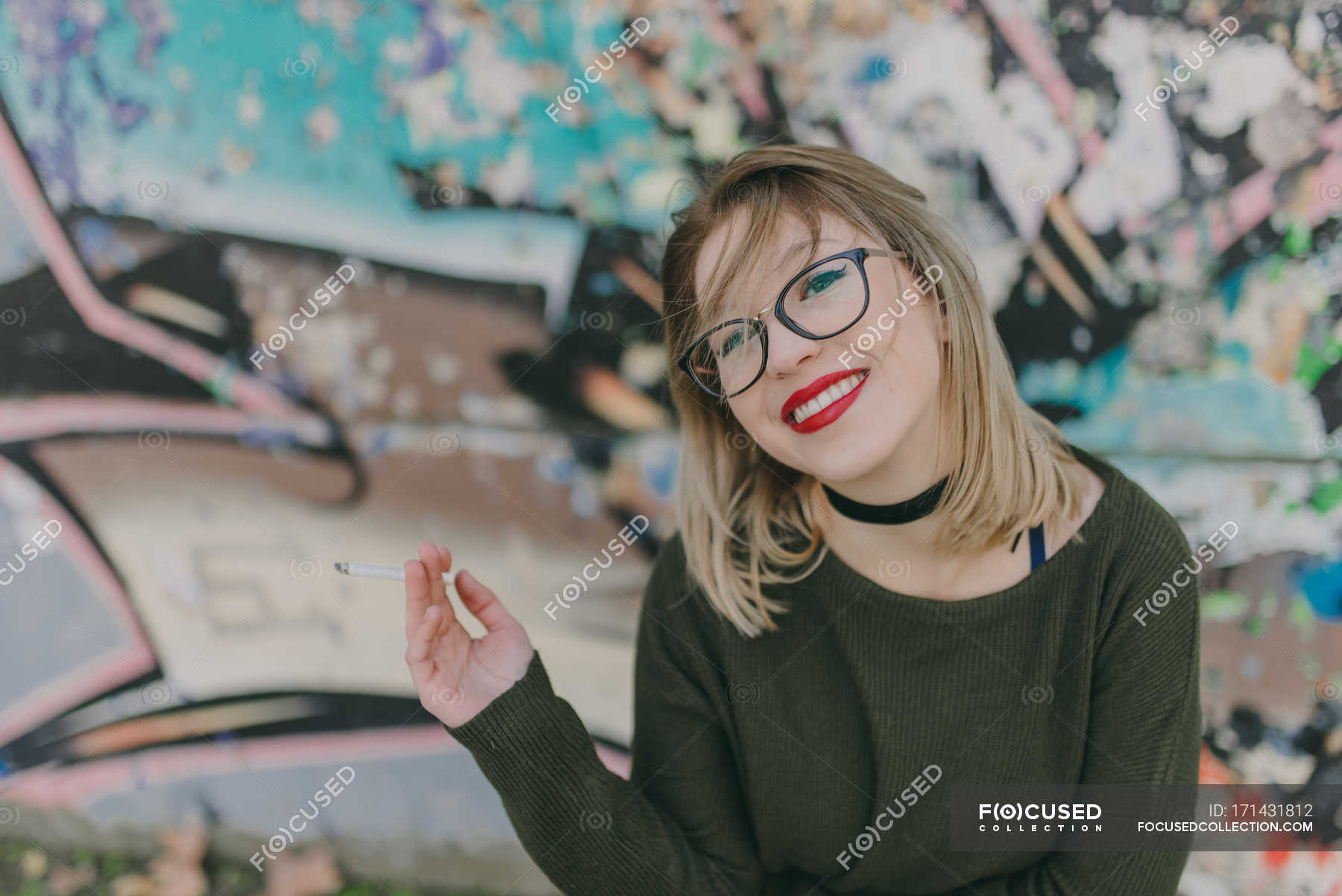 Girl In Eyeglasses Smoking Cigarette — Outdoors Urban Stock Photo