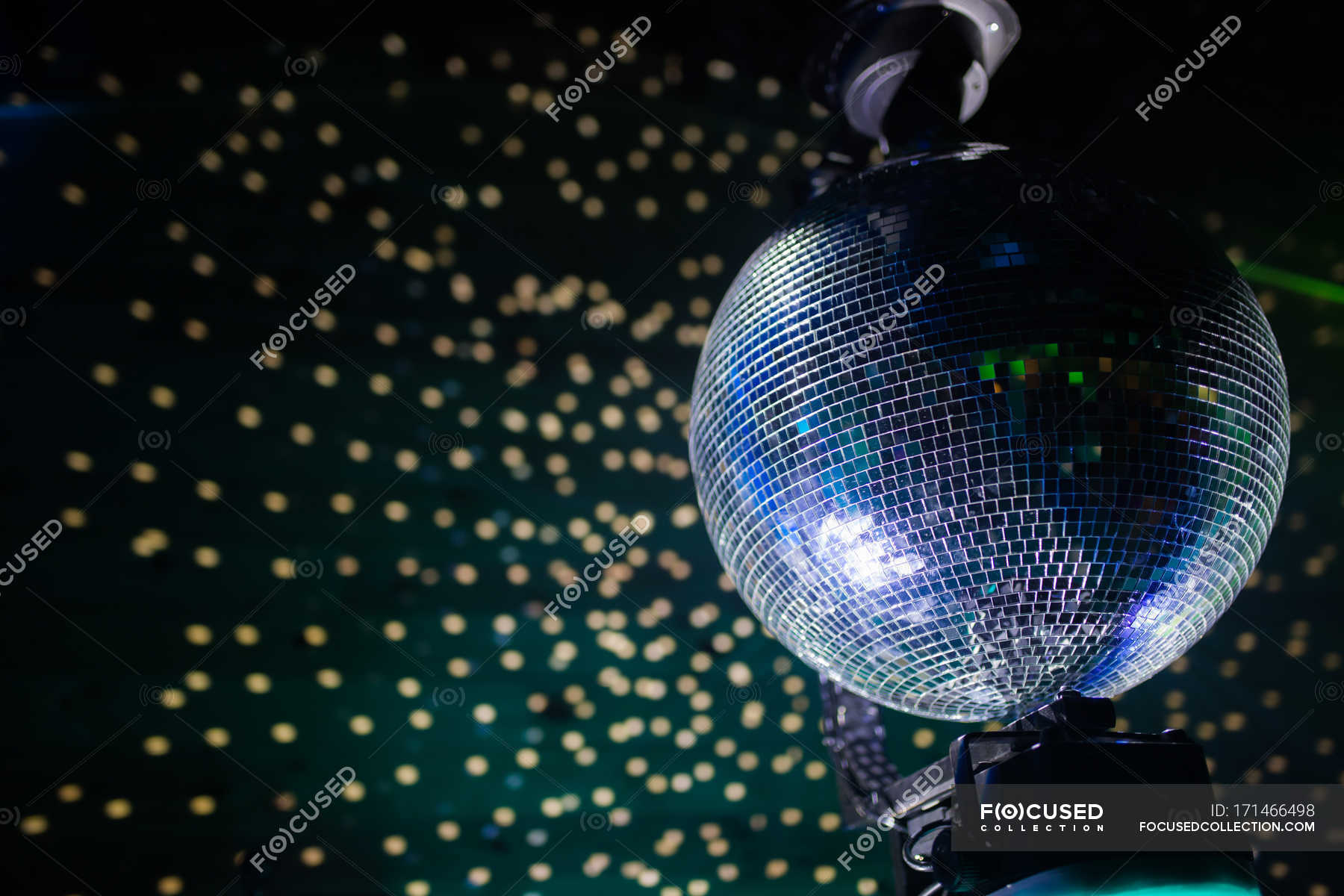 Sfera Da Discoteca Prezzo.Lucida Palla Da Discoteca Argento Riflessione Stock Photo 171466498