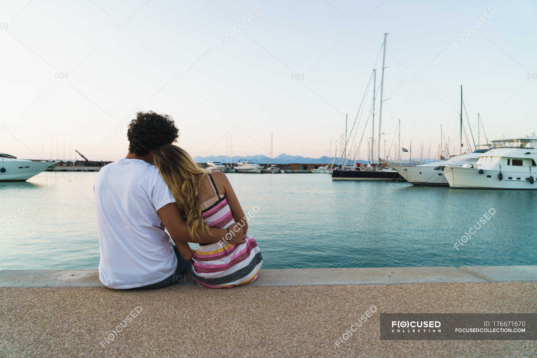 Vista Trasera De La Pareja Abrazándose En El Muelle Con Yates Amarrados — Romántico Belleza 