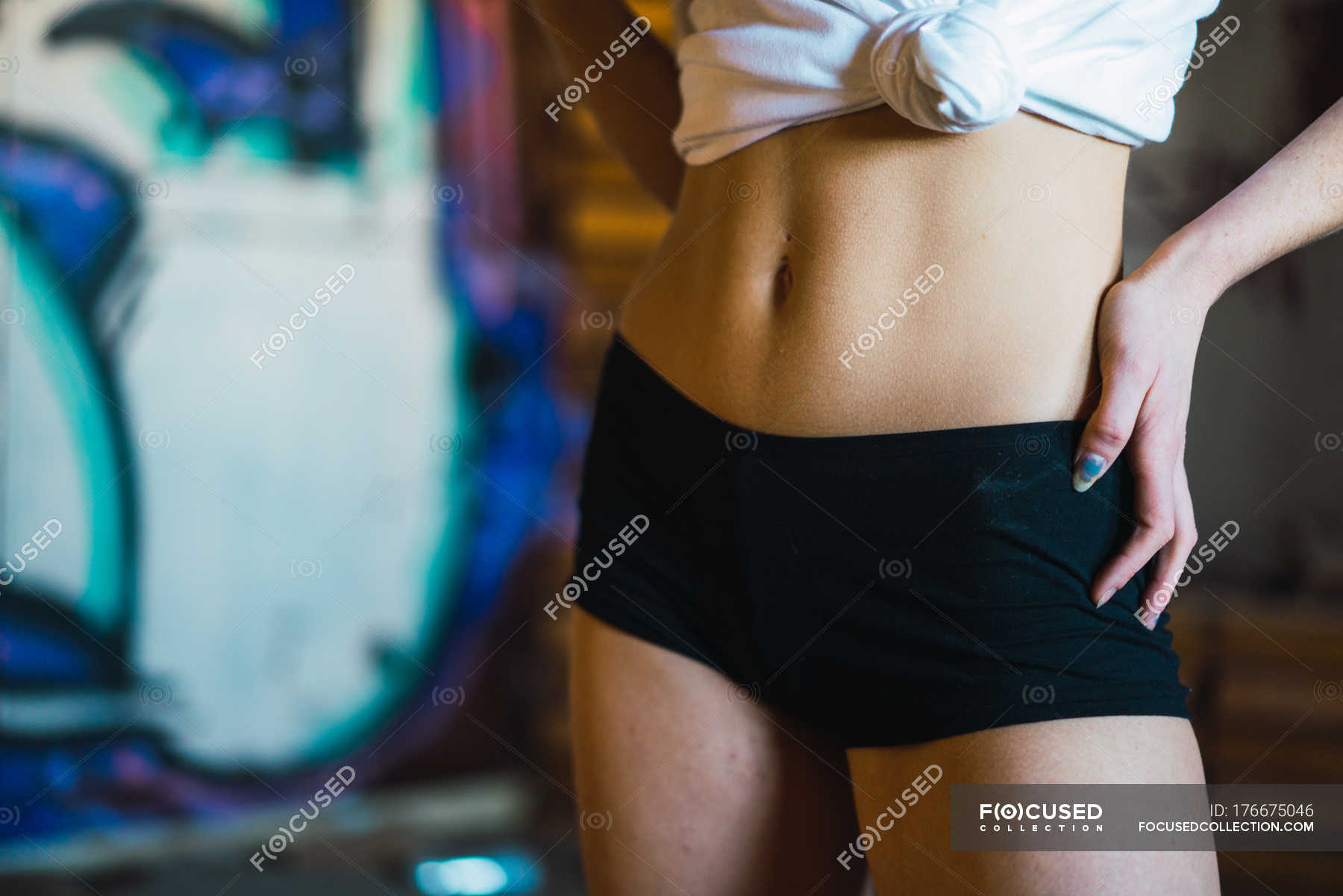 Фотография на тему Сексуальная девушка в черных трусиках на сером фоне | PressFoto