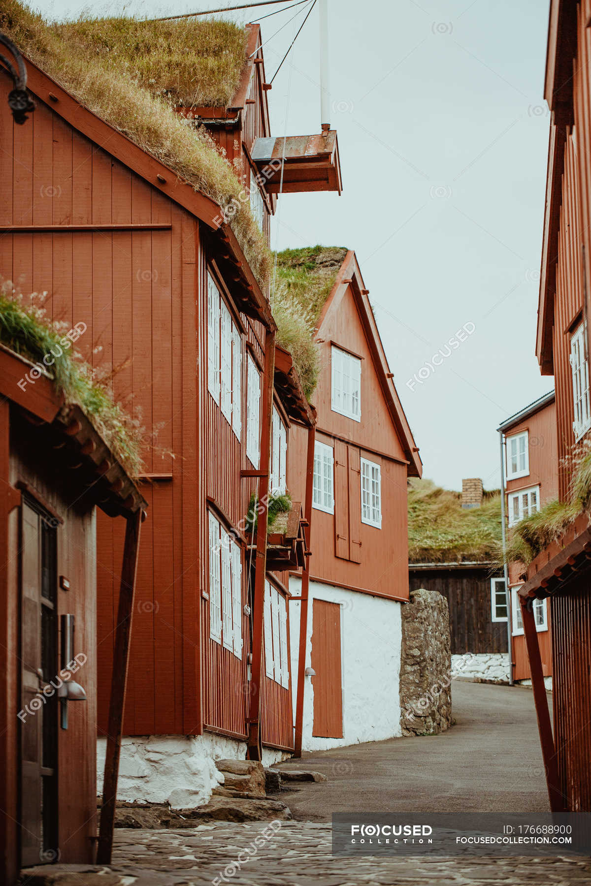 Exterior of wooden houses painted in brown — idyllic, household Stock Photo 176688900