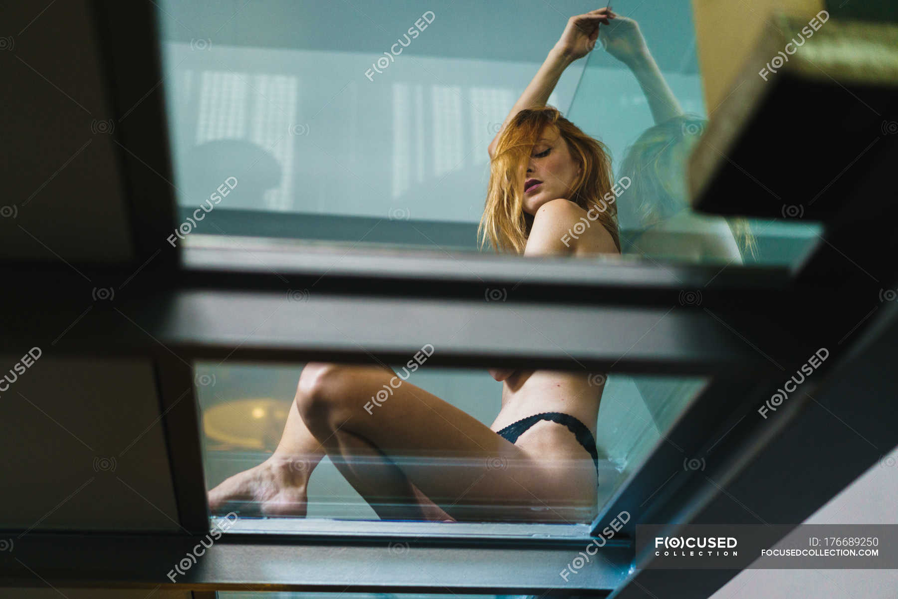 Девушка на стеклянном столе