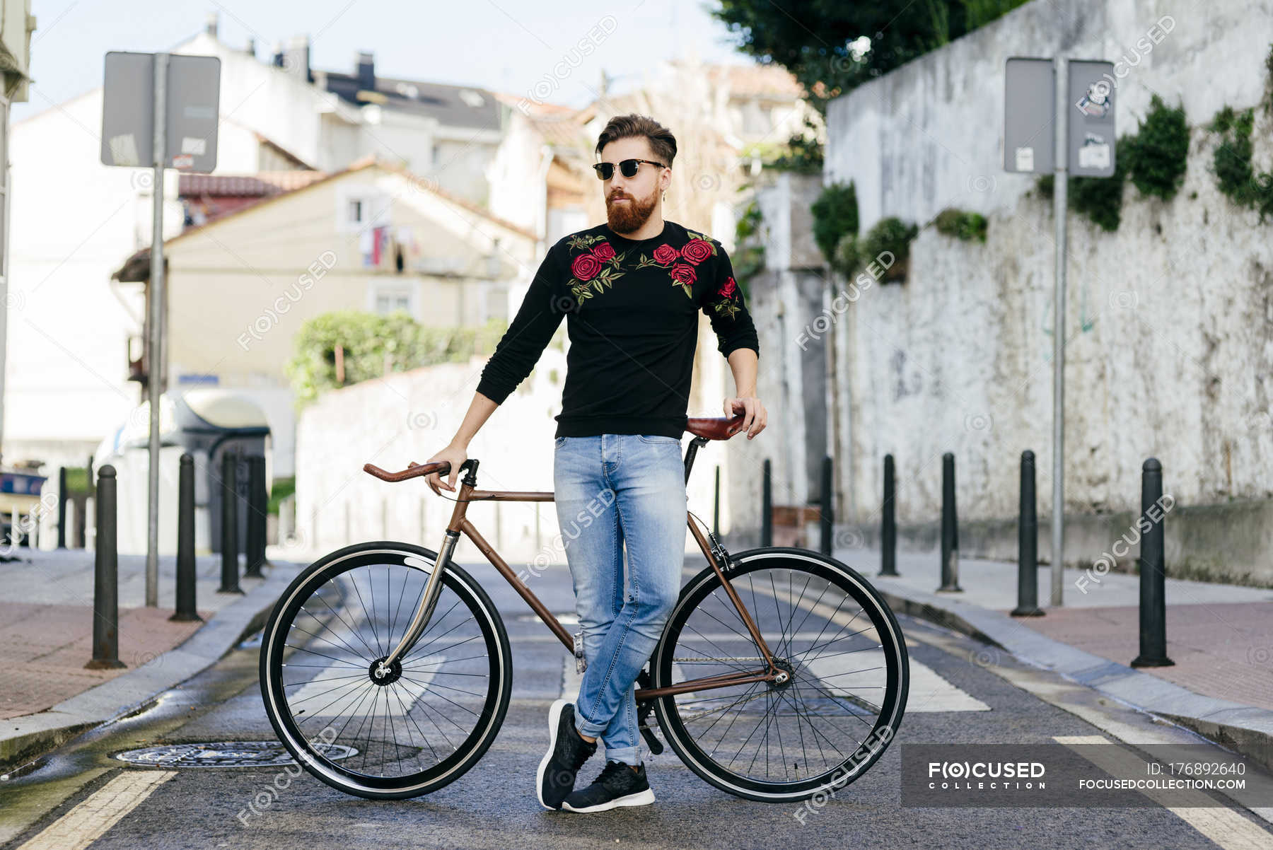 Portrait of attractive young woman posing with bicycle on the bridge –  Authentic Stock Photos