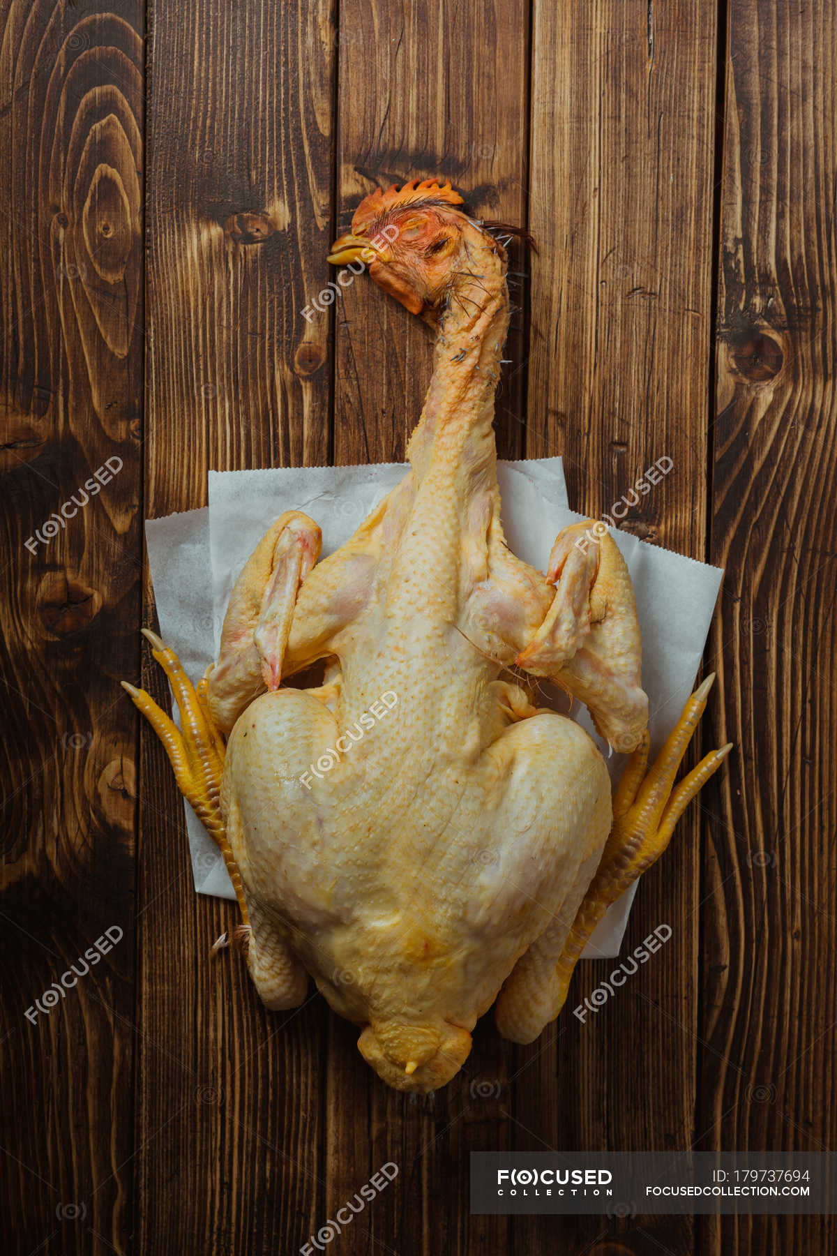 Pollo entero con cabeza — cocinero, Muerto - Stock Photo | #179737694