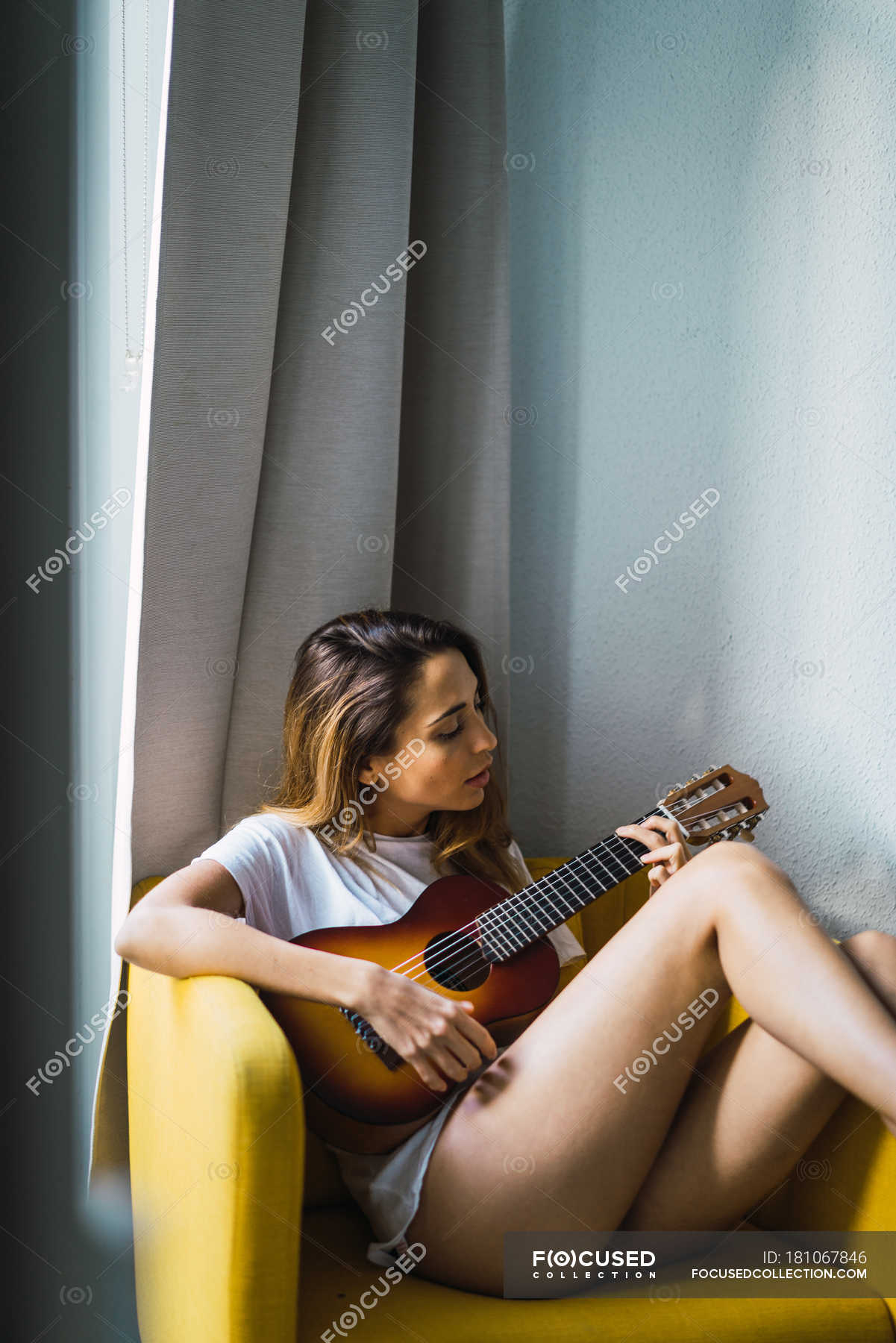голая играет на гитаре