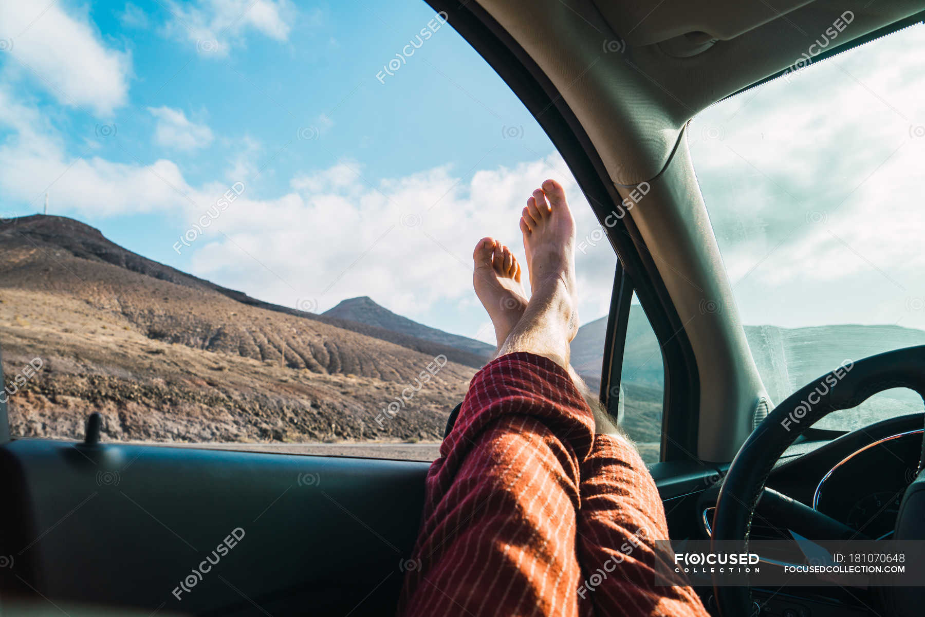 Ноги из окна машины