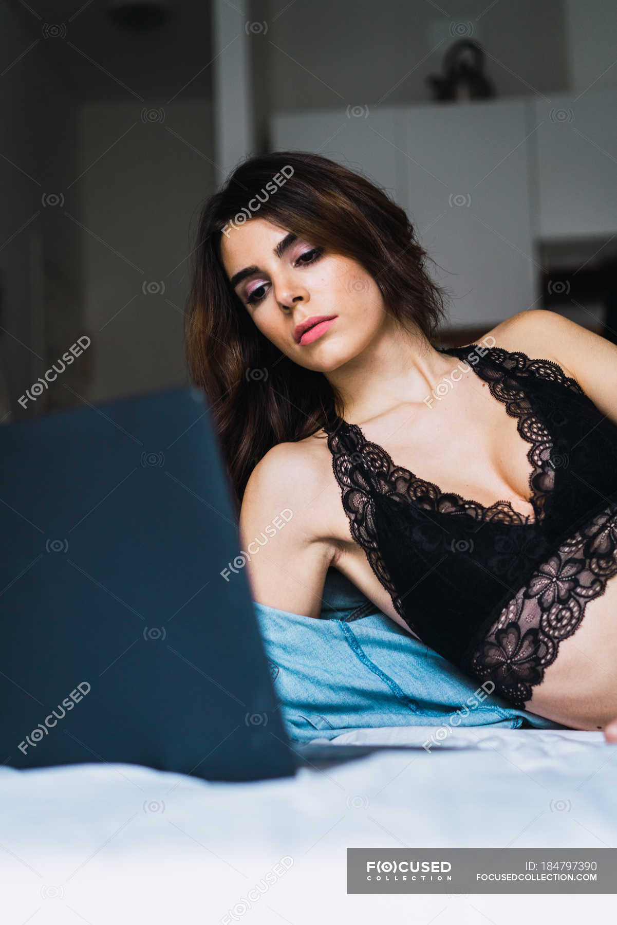 Sui Back, back, back (part Albany Mulher de lingerie deitada na cama e usando laptop em casa — Viver,  navegação - Stock Photo | #184797390