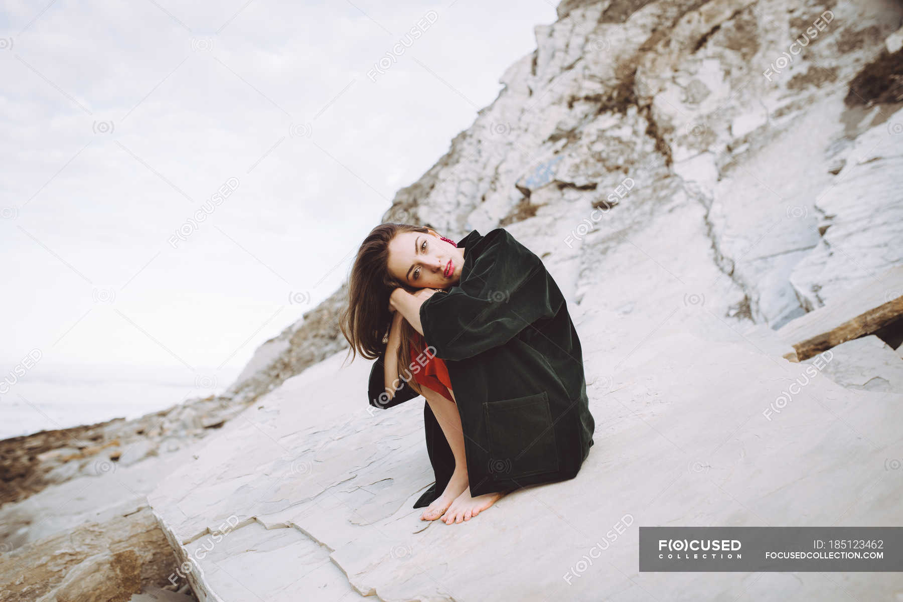 https://st.focusedcollection.com/9163412/i/1800/focused_185123462-stock-photo-stylish-brunette-girl-sitting-shore.jpg