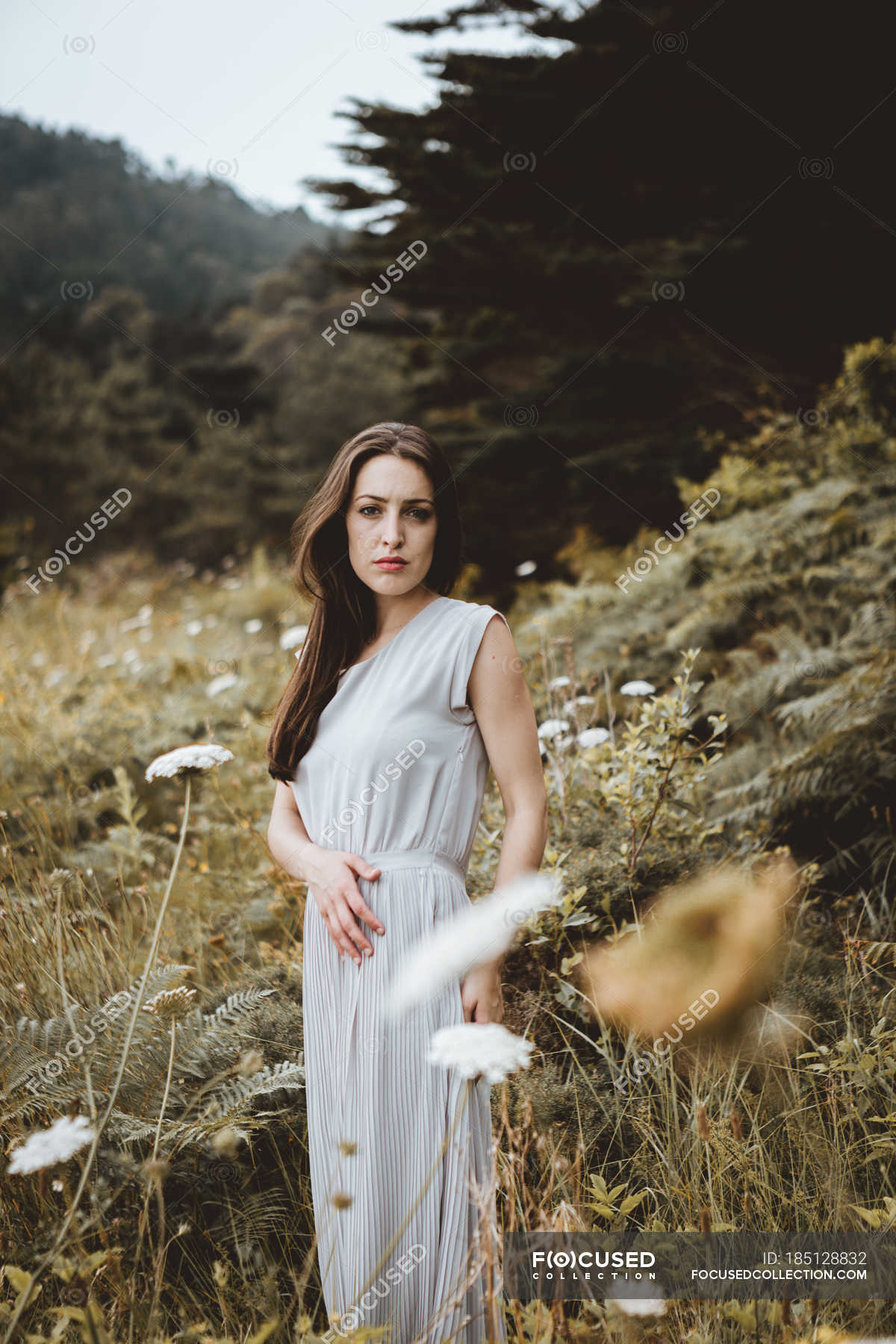komedie rester Arbejdsløs Thoughtful brunette woman posing on nature — sitting, vertical - Stock Photo  | #185128832