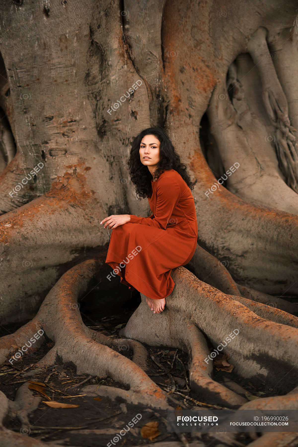 https://st.focusedcollection.com/9163412/i/1800/focused_196990026-stock-photo-side-view-brunette-woman-sitting.jpg