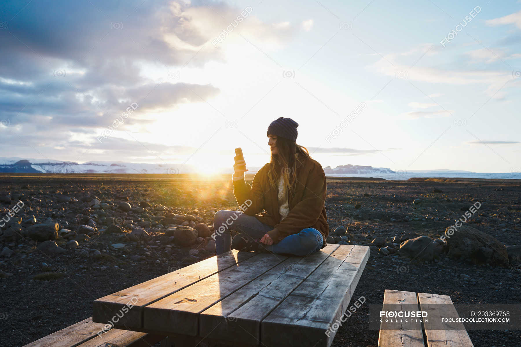 Woman Sitting On Wooden Table At Sunset — Gadget, Skyline   Stock Photo