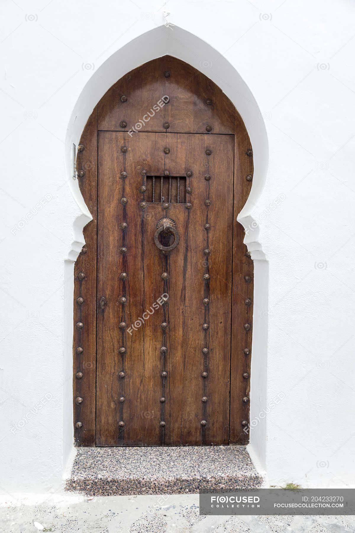 typical-arabic-wooden-entrance-doors-morocco-vertical-surface