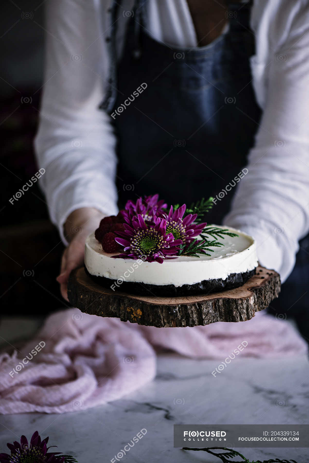 Cozinheira Feminina Segura Bolo Decorado Com Flores Em Fundo