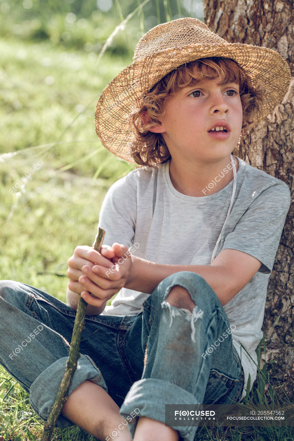 Barefoot boy sitting under tree — dreaming, kid - Stock Photo | #205547562