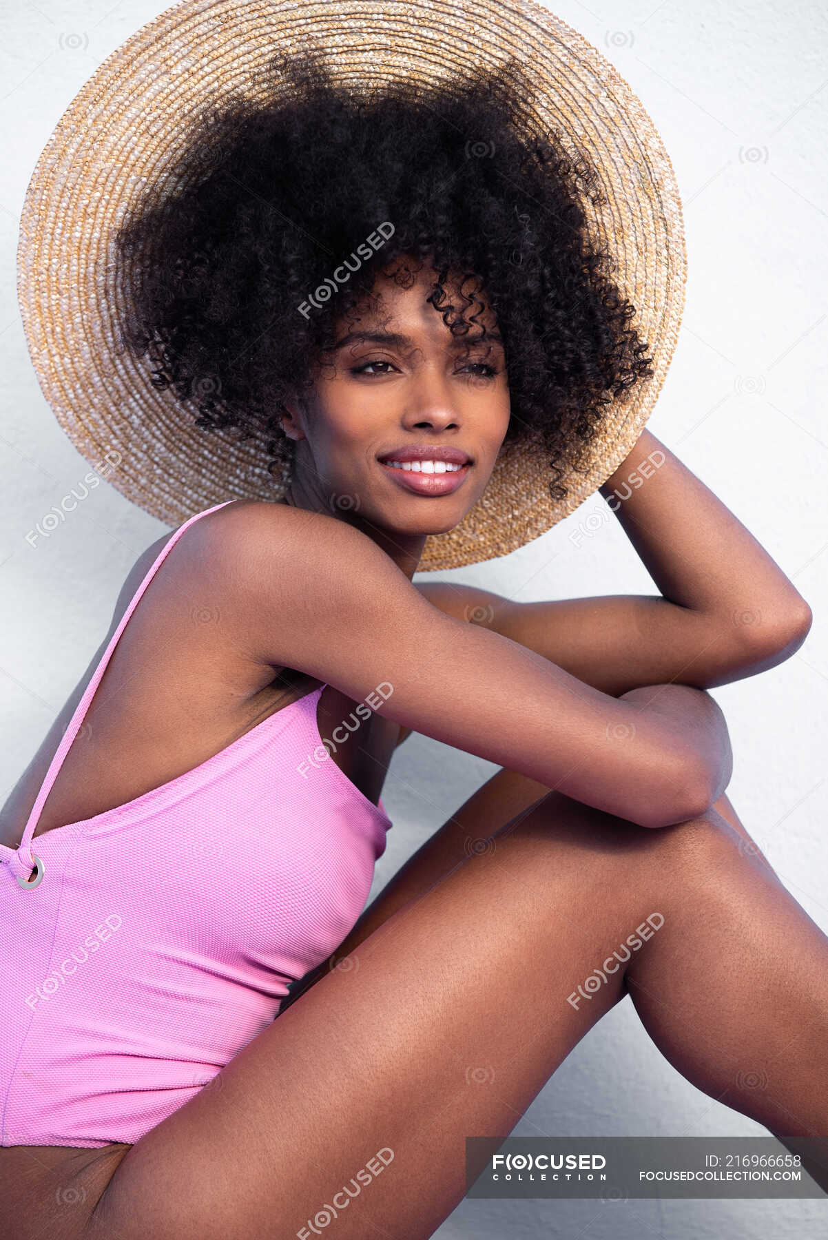 Beautiful Black Woman Smiling Wearing Bikini And A Straw Hat — Colors 