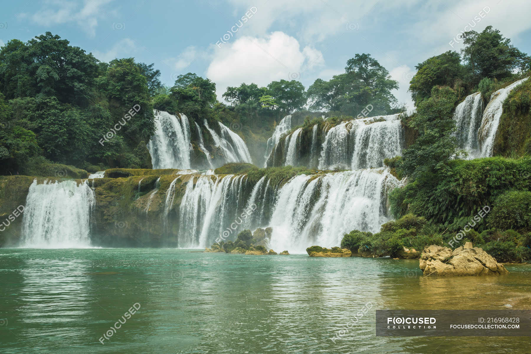 Stunning cascade of Chinese Detian waterfall, Guangxi, China — stone ...