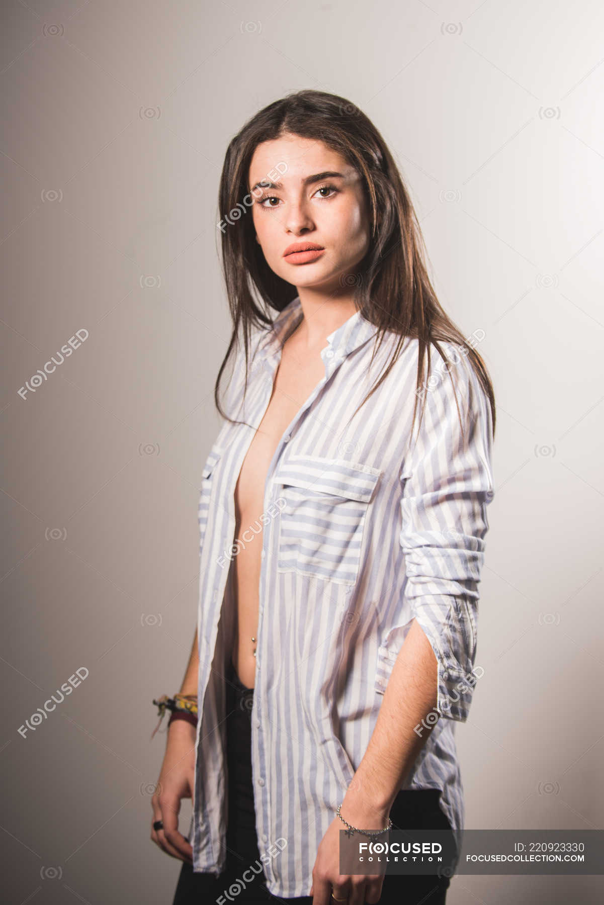 Фото Обнаженная девушка с приспущенными джинсами