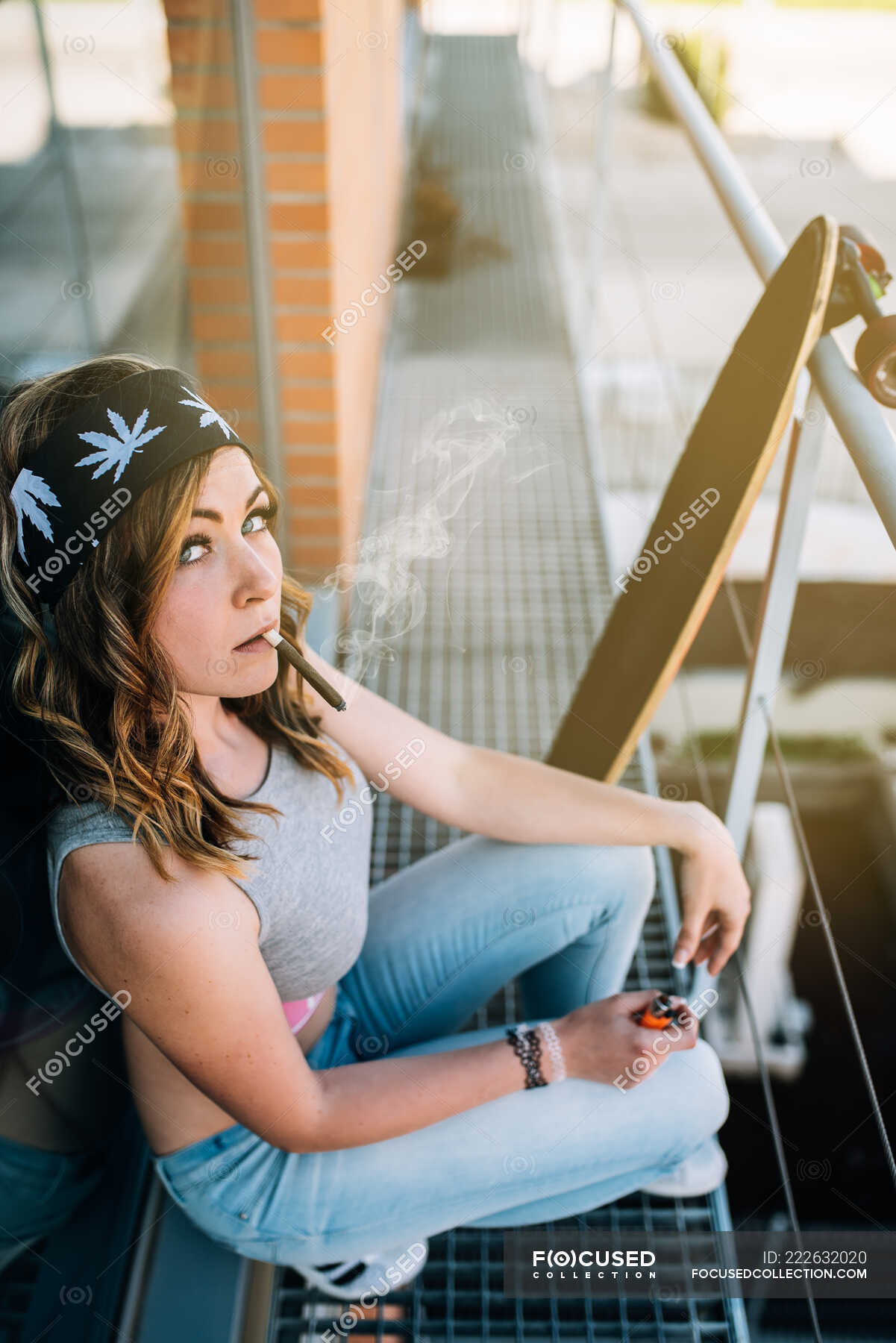 Молодая женщина курит марихуану — портрет, Запрещено - Stock Photo |  #222632020