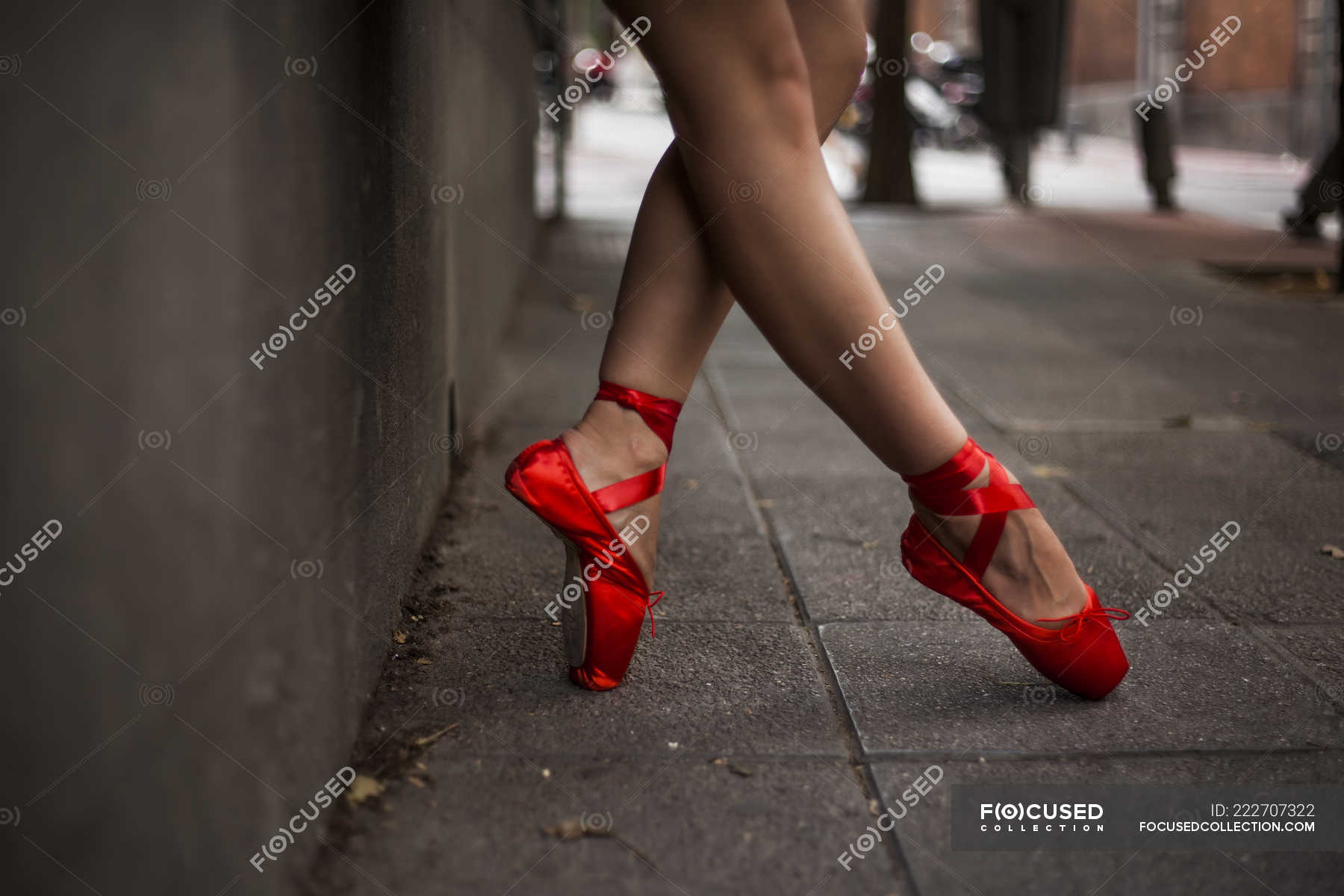 Imagen recortada bailarina con puntas de ballet rojo calentándose para bailar en la calle, realizando poses, cerrada hasta de la bailarina — Deporte, sección baja - Stock Photo | #222707322