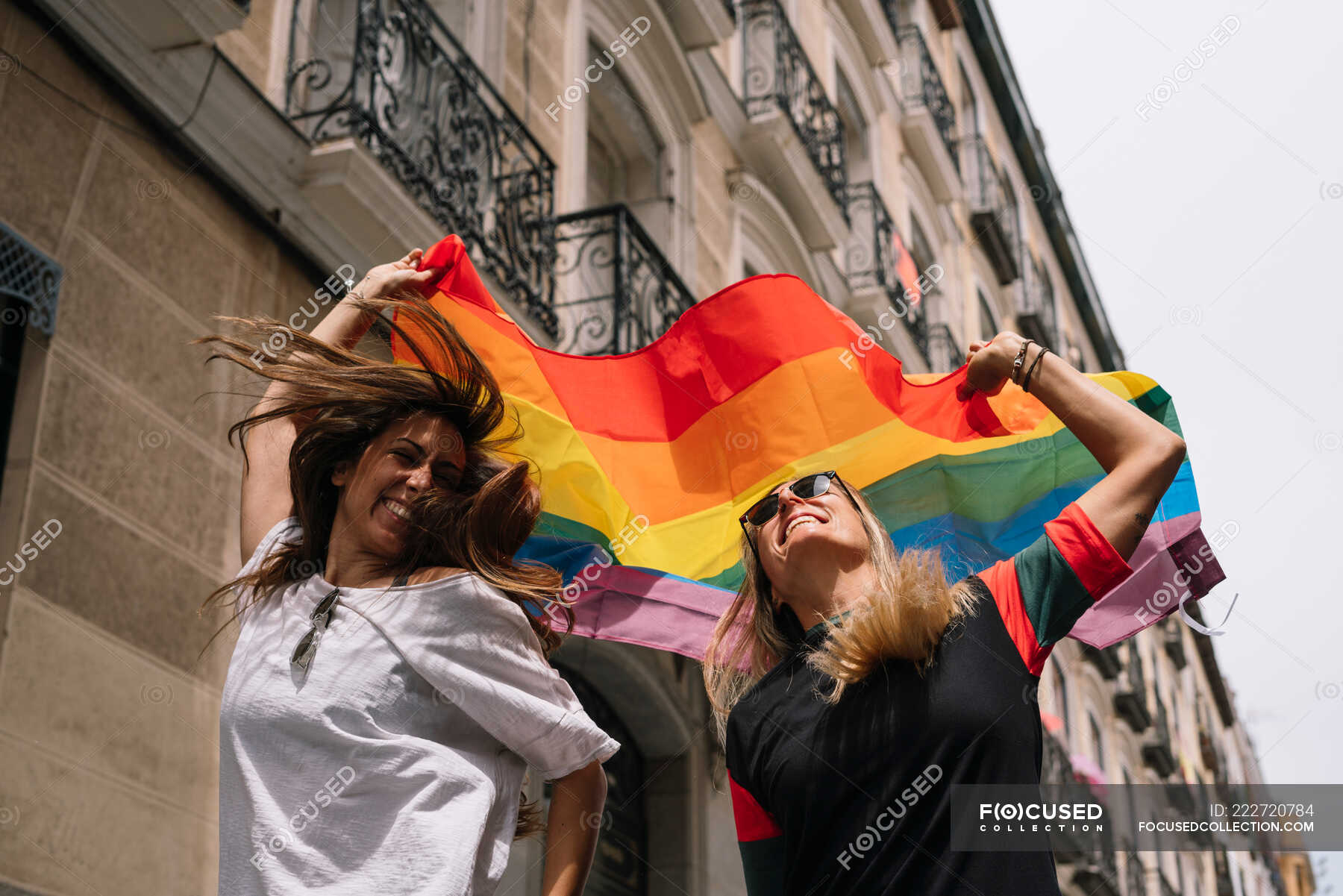 Couple Lesbian Woman With Gay Pride Flag On The Street Of Madrid City — Peace Outdoors Stock