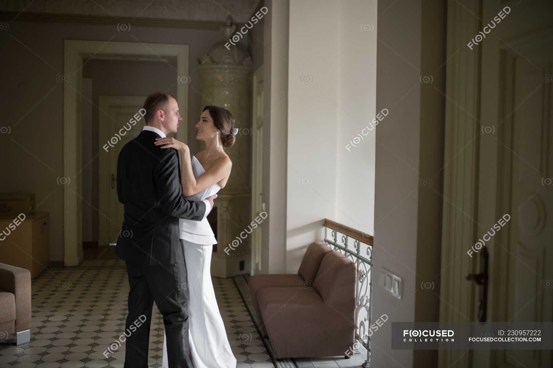 pareja-casada-bailando-dentro-de-un-edificio-de-lujo-atractivo