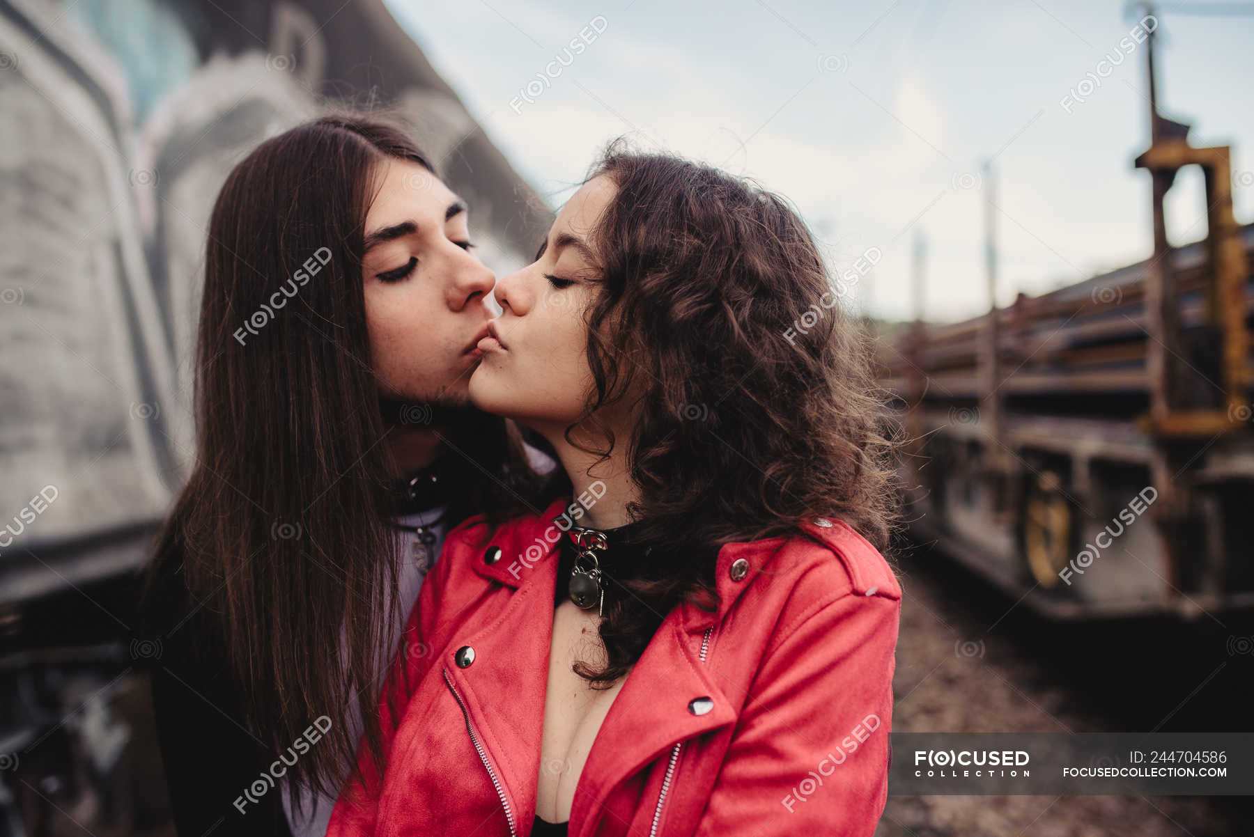 Женщины позируют в поездах
