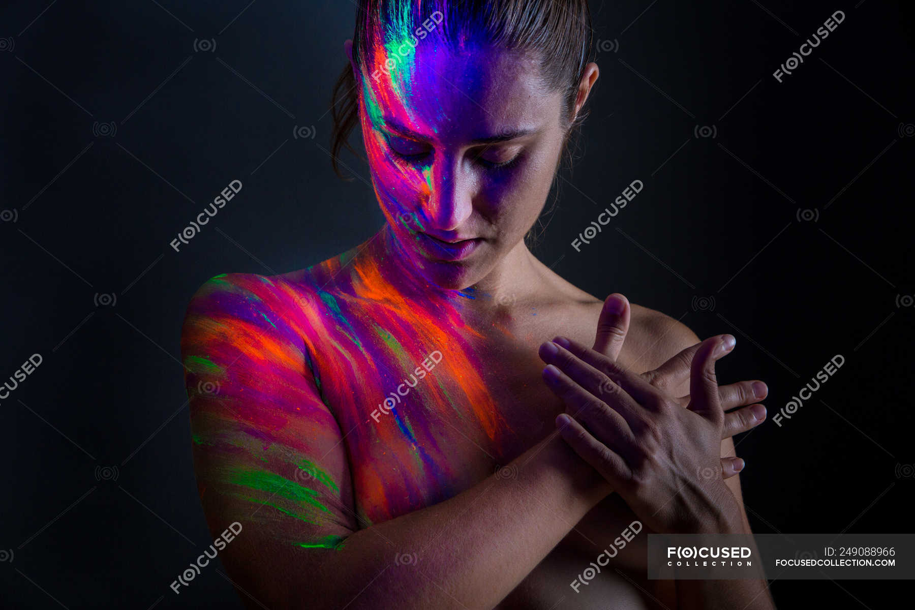 Modelo En Topless En Luces De Ne N Hermosa Resplandeciente Stock Photo