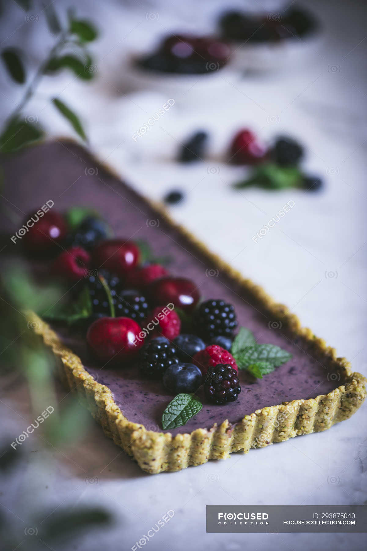Sabroso pastel rectangular decorado con bayas de verano en la mesa blanca —  tarta, Arándanos - Stock Photo | #293875040