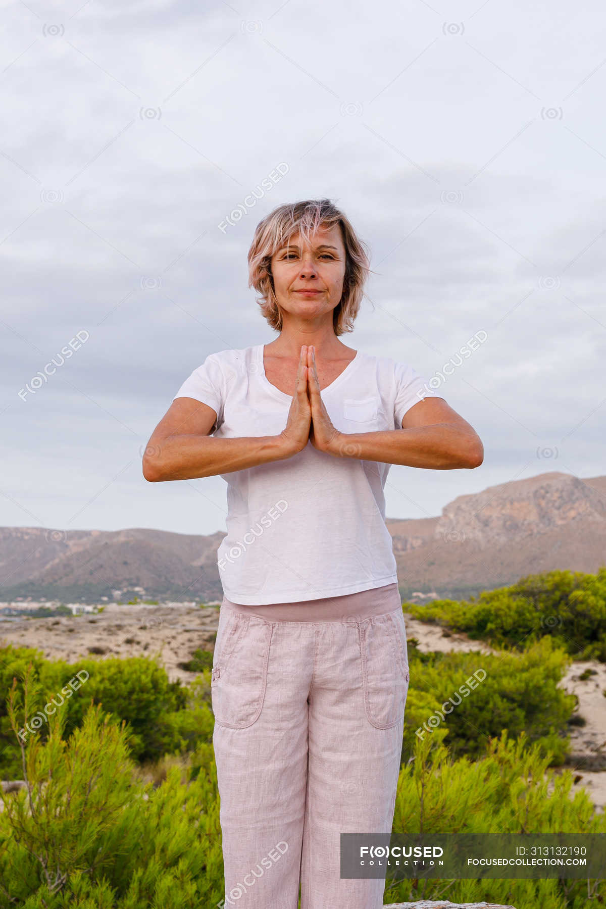 Mulher Descal A Meditando Em Pedra Vertical Ioga Stock Photo