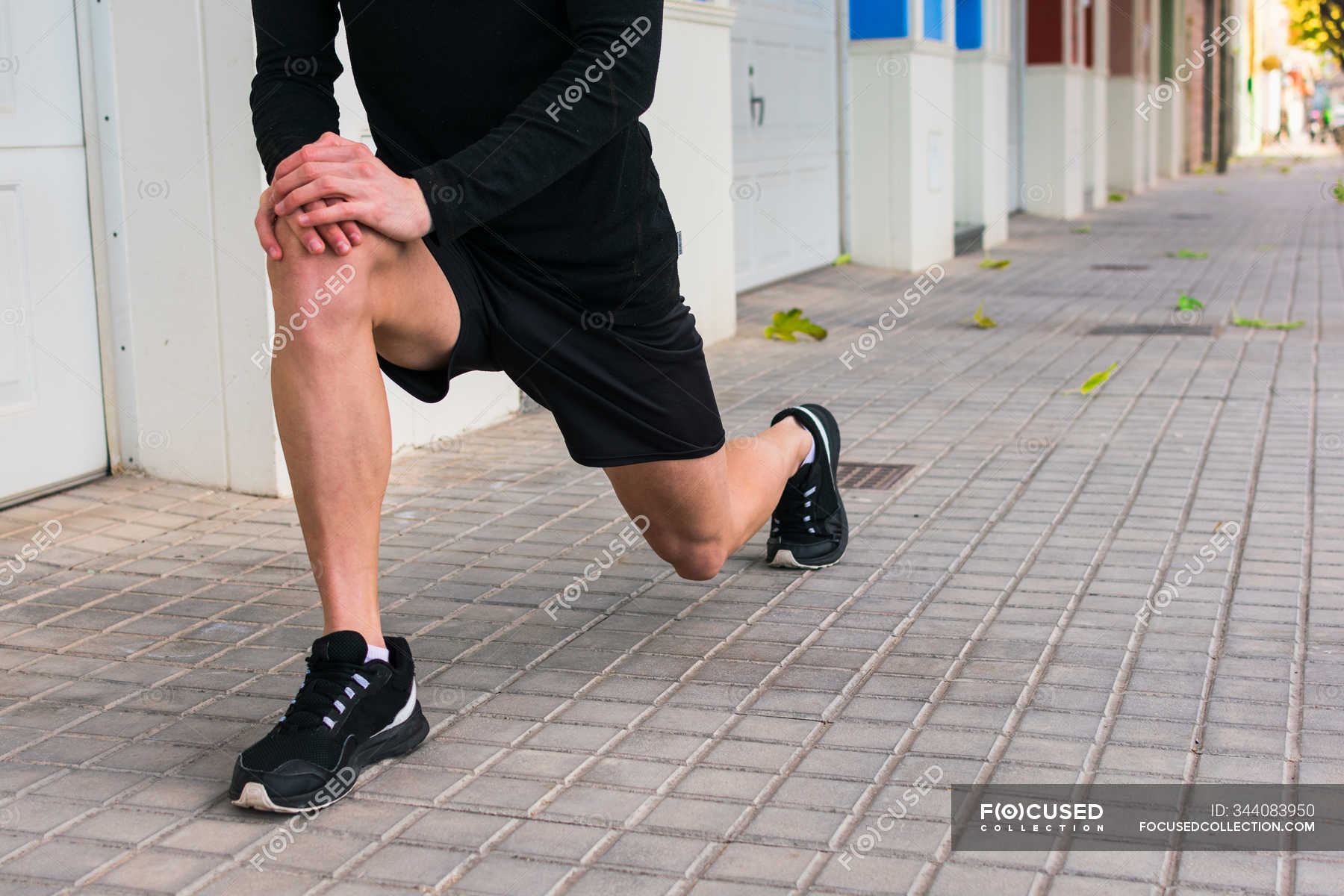 joggers stretch at knees