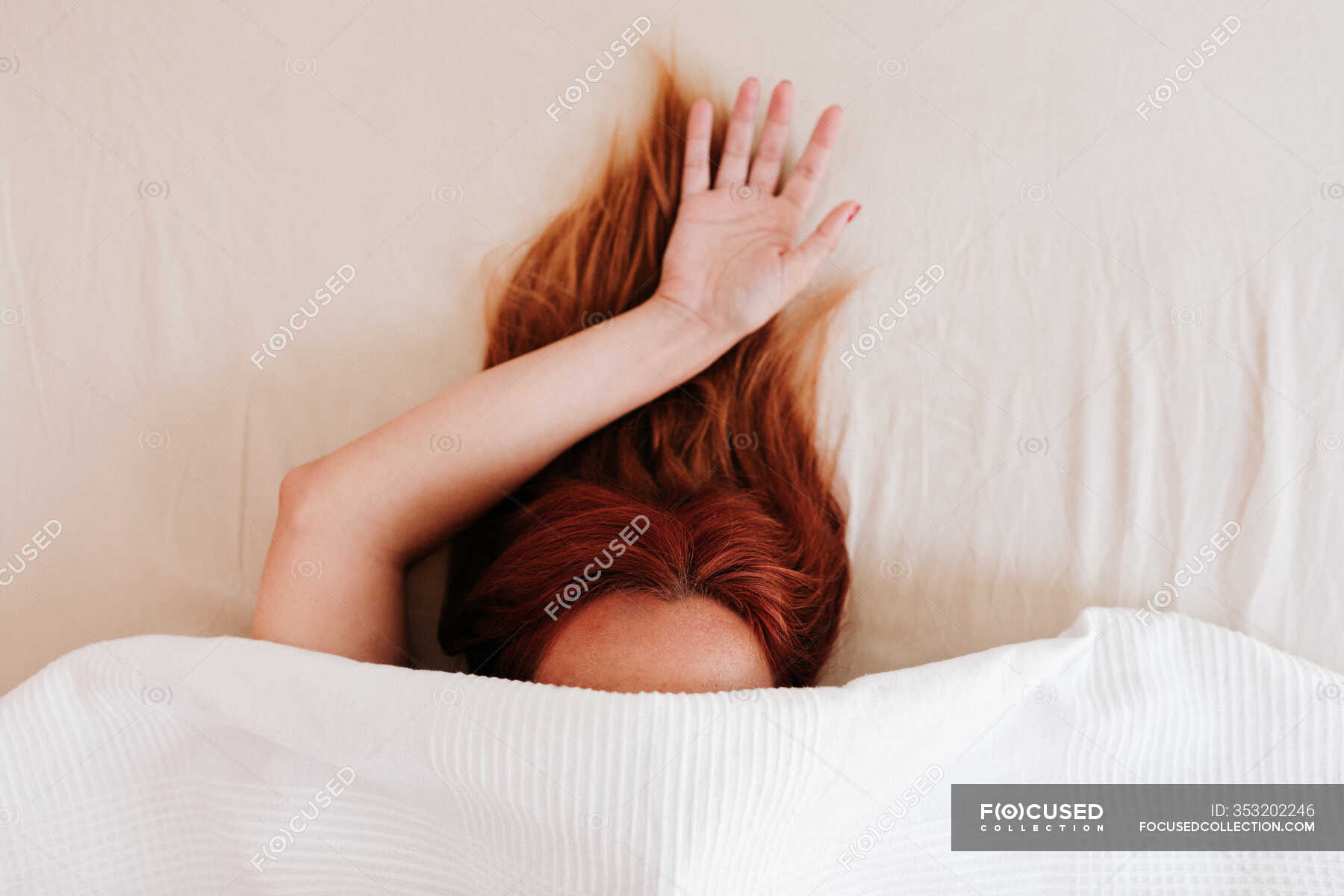 Фото рыжие девушки на кровати фото