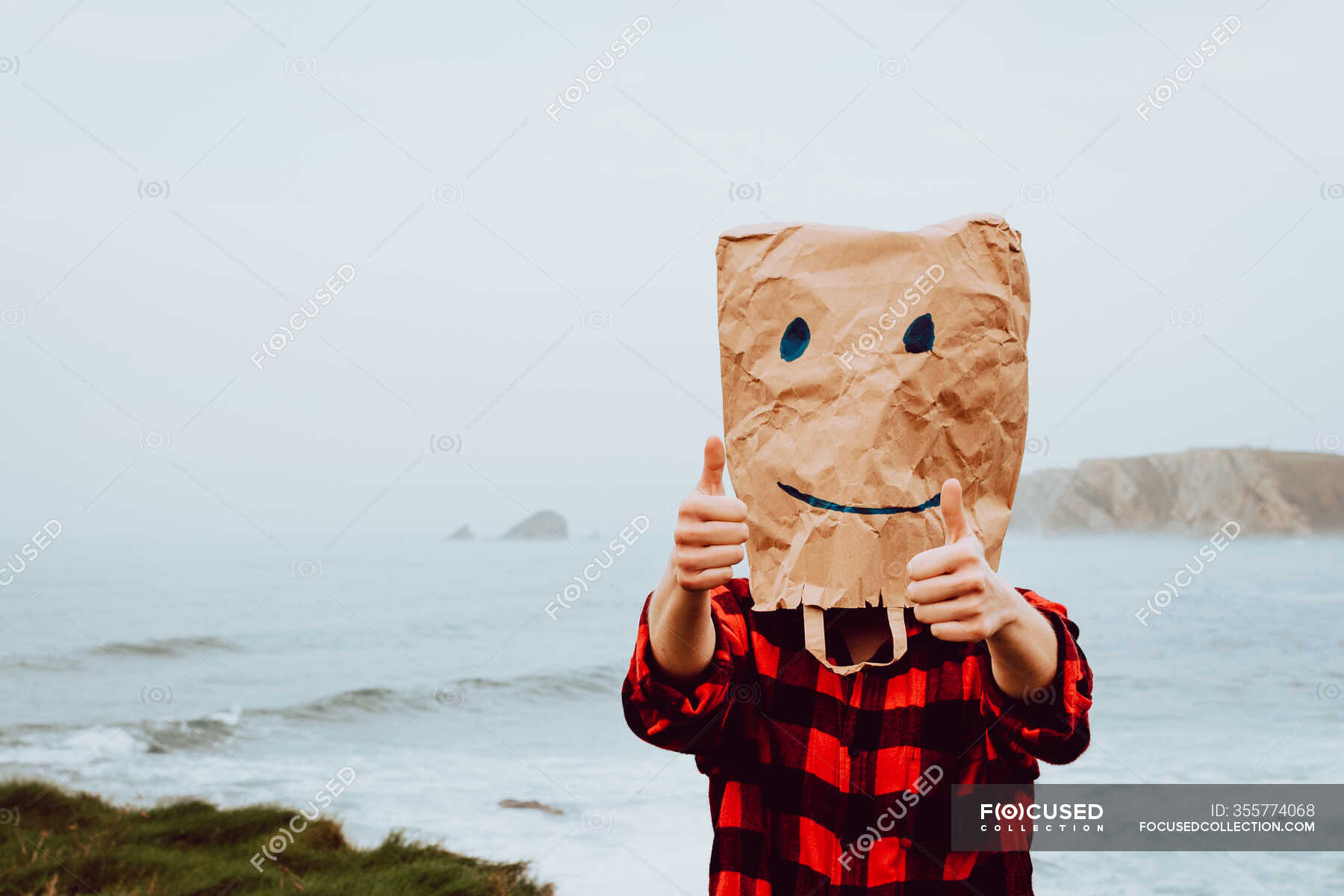 Facet complexity Go up Person with paper bag on head pointing at camera — plastic, environment -  Stock Photo | #355774068